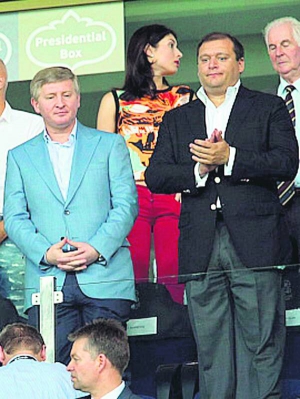 Рінат Ахметов та Михайло Добкін під час матчу Євро-2012 між збірними Німеччини на Нідерландів. Харків, 13 червня