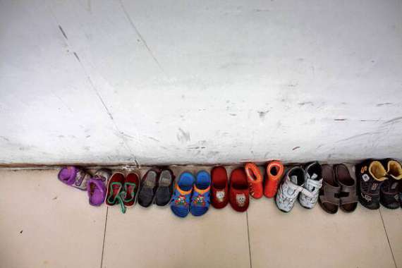 Взуття ВІЛ-інфікованих сиріт під кімнатою у сиротинці китайського міста Фуян, провінції Аньохой. Закладом опікується місцева асоціація з порятунку хворих на СНІД