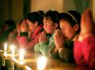 Вихованці школи для сиріт плачуть під час виконання пісні пам’яті жертв землетрусу 2010 року в китайському місті Юшу. Тоді більшість цих дітей втратили батьків