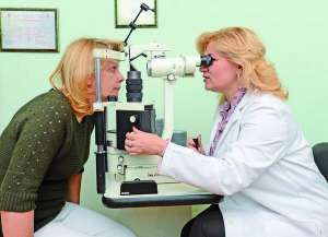 Офтальмолог Наталія Обухова оглядає жінку, в якої підозрює глаукому. Найперше перевіряє тиск всередині ока