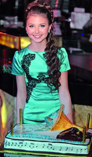 Співачка Софія Тарасова святкує 13 років у столичному клубі ”Скай бар”. На вечірку запросила артистів та продюсерів