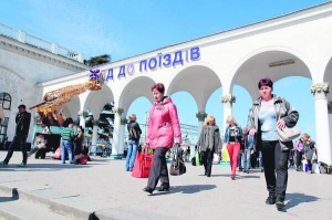 На залізничному вокзалі в Сімферополі міняють написи українською мовою на російські