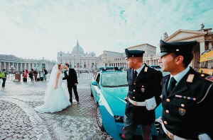 Тетяна і Дмитро Григорчуки фотографуються з італійськими поліцейськими в Римі. До вінчання сім років жили у шлюбі