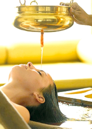 Індійський масаж радять робити за годину до сну кунжутною олією