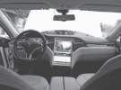 На панелі приладів автомобіля ”Тесла Модель S” є лише дві кнопки — вмикання аварійної сигналізації й відкривання бардачка. Рештою систем керують за допомогою 17-дюймового тач-монітора