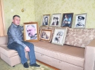 Сергій Притула з Черкас тримає вишитий портрет актора Богдана Ступки. Вишивкою займається майже 25 років