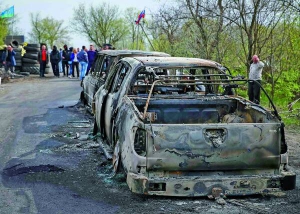 Спалені позашляховики ”Мітцубісі Паджеро” і ”Мітцубісі L-200” стоять на в’їзді у місто Слов’янськ Донецької області. Достеменно невідомо, хто перший почав стріляти