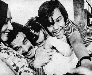 Габріель Гарсіа Маркес з дружиною Мерседес та синами Гонзало та Родріго у Барселоні наприкінці 1960-х. До останніх хвилин письменника родина була поруч з ним
