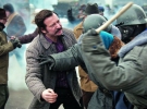  У новому фільмі Анджея Вайди польський актор Роберт Венцкевич зіграв Леха Валенсу (ліворуч). У кадрі лідера польського профспілкового руху ”Солідарність” стримують силовики під час розгону мітингу в Ґданську 