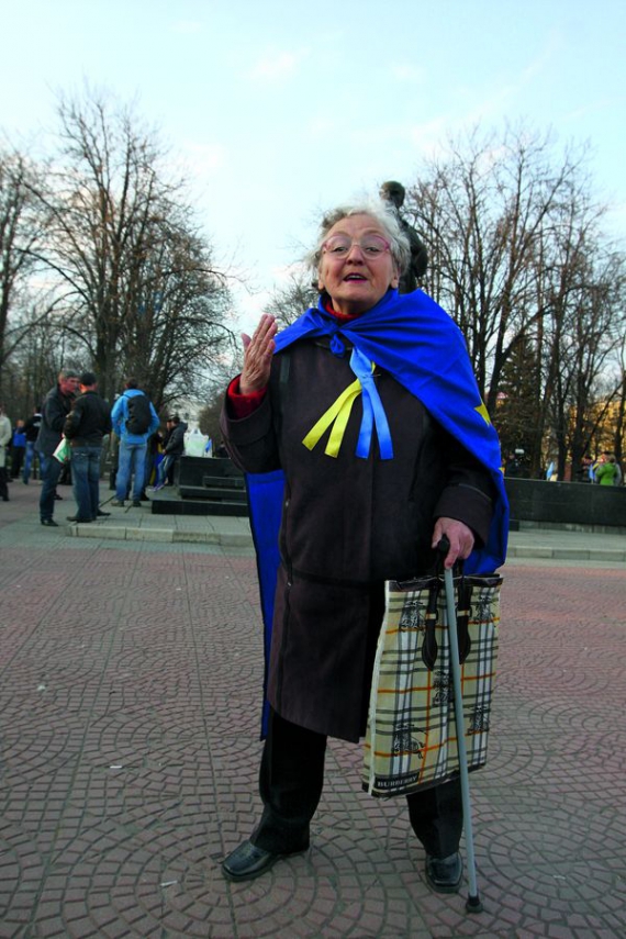 Ганна Груша читає вірші на проукраїнському мітингу в центрі Луганська. Він відбувається щодня о 18.00 і триває годину. У будні збираються до двох сотень людей, багато з українськими прапорами