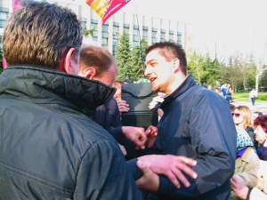 Депутата Горлівської міської ради на Донеч­чині ­Володимира ­Рибака (на фото — праворуч)викрали 17 квітня після мітингу за єдину Україну, який він організо­вував