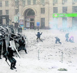 22 січня на столичній вулиці Грушевського ”беркутівці” пішли у наступ. Кидали в активістів Майдану світло-шумові гранати, обстрілювали гумовими кулями