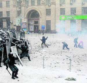22 січня на столичній вулиці Грушевського ”беркутівці” пішли у наступ. Кидали в активістів Майдану світло-шумові гранати, обстрілювали гумовими кулями