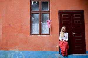 Христя ВЕНГРИНЮК 26 років, письменниця. Народилася й живе в Чернівцях. Батьки – лікарі. Закінчила філологічний факультет місцевого університету імені Юрія Федьковича, навчається в аспірантурі. Була арт-директором чернівецької кав’ярні Literatur Cafe. Є організатором міжнародної молодіжної сцени поетичного фестивалю Meridian Czernowitz. У 2010–2011 роках навчалася на стипендії для молодих науковців у Кракові та Варшаві. Свою першу прозову збірку “Катарсис” видала 2005-го. Через рік – книжку “Голий нарКОТИК”. Авторка двох поетичних збірок та роману “Хутір Америка”, який вийшов торік і потрапив до довгого списку конкурсу “Книга року ВВС”. Малює в різних техніках. – У 10 років мене вигнали з художньої школи, бо не могла опанувати ліпку, – розповідає. – А в 23 роки я вперше після такої перерви взяла пензля в руки і більше його не залишаю. Свої картини дарує найближчим людям. Має хлопця