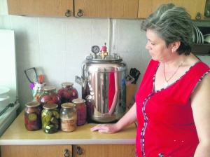 Ольга Романчук із Чернівців готує консерви в автоклаві. М’ясні зберігає більше року
