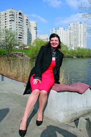 Громовиця БЕРДНИК. Народилася в Києві. Родина переїхала до села Гребені за 70 км на південь від столиці. Донька письменника-фантаста і правозахисника Олеся Бердника. Мати – Валентина Сокоринська, майстриня, виготовляла ляльки-мотанки. Батько 12 років провів у таборах. Був на засланні двічі. Помер 2003-го після кількох інсультів. Має 28-річного брата Радана та старшу сестру Мирославу від першого батькового шлюбу. 1998-го закінчила Інститут журналістики Київського національного університету імені Тараса Шевченка. До 2008-го працювала в українських виданнях. 13 років дружила з карпатським мольфаром Михайлом Нечаєм. Він став прототипом головного героя книжки ”Знаки карпатської магії” про мольфарські традиції, виданої 2006-го. Зняла документальний фільм ”Михайло Нечай. Мольфар. Музикант. Мислитель”. Упорядкувала і видала зібрання ”Всесвіт Олеся Бердника” у восьми томах. Готує до друку 30-томник батькових творів. Ворожить на картах Таро. Мріє відвідати Іспанію, Італію, вдруге побувати в Парижі. Збирає в Карпатах трави, робить із них цілющі настоянки. Була у шлюбі 10 років. Розлучена. Зустрічається з чоловіком, його імені не називає. Має котів – бірманську храмову кішку Кіку-сан, що з японської означає ”Пані Хризантема”, та дворового кота Мурзу. Живе у Києві. Колекціонує статуетки сов, має їх із півсотні. Вважає, що в українській літературі першої декади ХХІ століття є дві вершини – ”НепрОсті” Тараса Прохаська і ”Музей покинутих секретів” Оксани Забужко