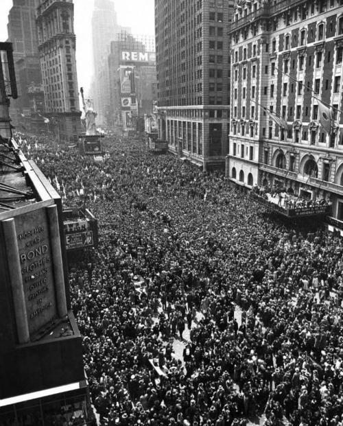 Нью-Йорк, Таймс-сквер, 9 мая 1945 год. 2 миллиона человек собрались на площади, чтобы отпраздновать окончание Второй Мировой Войны