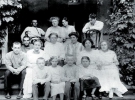 Дача Булгакових у Бучі, серпень 1913. У верхньому ряду зліва направо: Михайло, його мати, перша дружина Тетяна