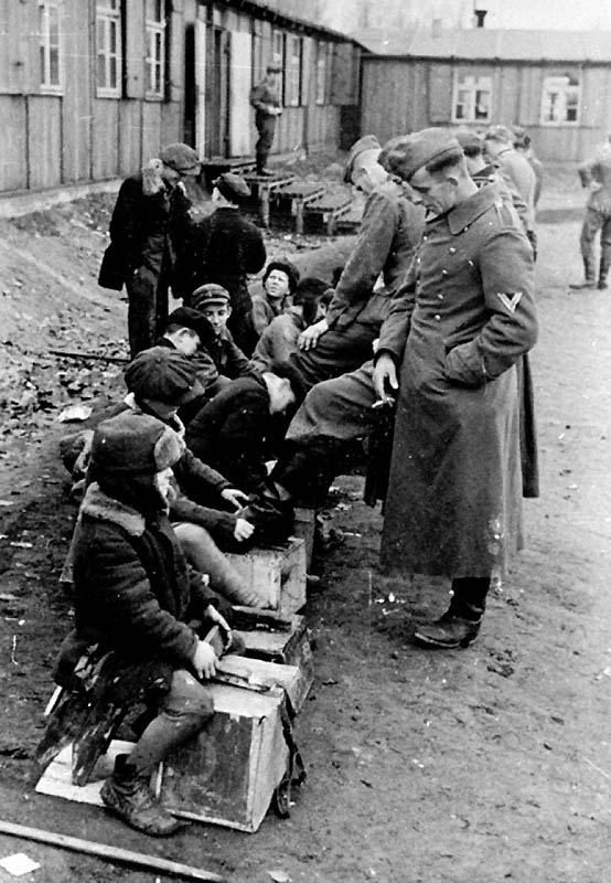 Советские дети чистят сапоги немецким солдатам, ноябрь 1942 г.