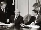 Михаил Горбачев и Рональд Рейган. В левом углу — Виктор Суходрев