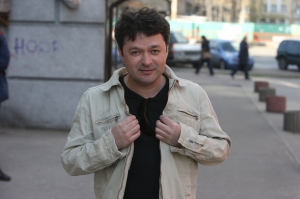 Дмитрий Потехин, политический эксперт, 38 лет. Родился в Киеве в семье историка Александра Потехина и антрополога Инны Потехиной. Окончил факультет международных отношений Киевского гуманитарного института. Позже учился в Будапеште и Стэнфордском центре демократии, развития и верховенства права. Работал политическим аналитиком в посольстве Японии в Украине. В 2002-м помог начать Общественное радио. Координировал кампанию честных выборов в 2004-м. Один из основателей "Гостынной республики". Консультировал демократических активистов десятков стран мира. Имеет дочь и двух сыновей.