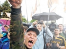 Проросійські мітингувальники в Луганську 12 травня цього року святкують оголошення результатів ”референдуму” про статус їхньої області, що відбувся напередодні