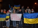 Молодь з плакатом в руках "Кияни, виходьте на Майдан"
