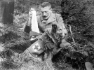 Британський солдат дістає з ранця собаки бинти для перев'язки