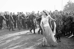 Співачка Руслана Лоцман запрошує до танцю солдатів. Вона створила проект ”Народна філармонія”. В його рамках українські музиканти виступають у мобілізованих військових частинах