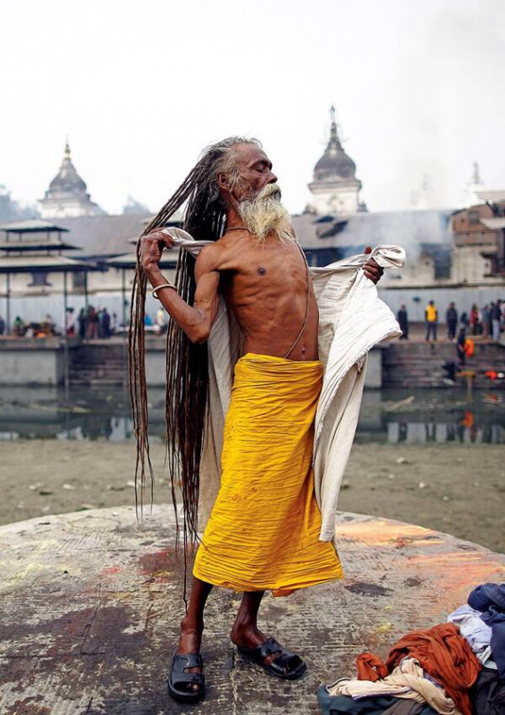 Садху, святий в індуїзмі, переодягається після купання в річці Багматі, що протікає через храм Пашупатінатх у Катманду. У лютому там проводять фестиваль Шиваратрі. На честь бога Шиви садху з Непалу та Індії моляться, курять марихуану та обмащуються попелом