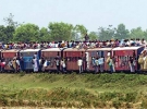 Люди їдуть на потязі з непальського Джанакпура в індійський Джайнагар. У Непалі протяжність залізниці становить 59 кілометрів вузькоколійки. У столиці Катманду залізниці немає