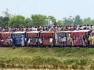 Люди їдуть на потязі з непальського Джанакпура в індійський Джайнагар. У Непалі протяжність залізниці становить 59 кілометрів вузькоколійки. У столиці Катманду залізниці немає
