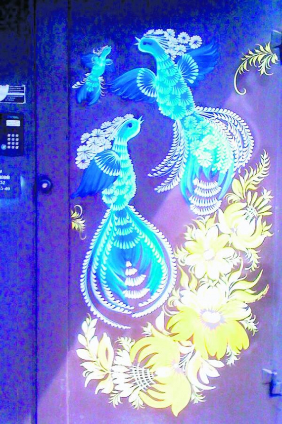 Петриківським розписом двері дніпропетровської багатоповерхівки прикрасила Вікторія Тимошенко