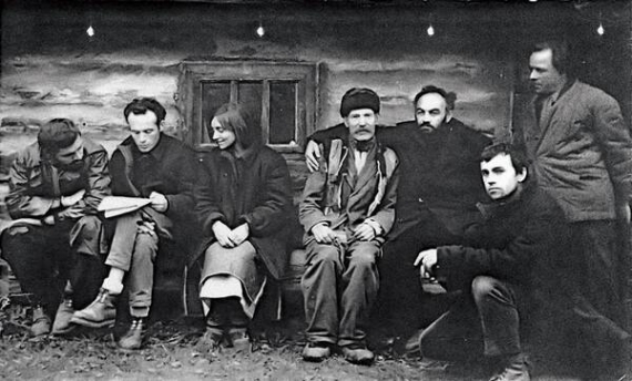 Учасники знімальної групи фільму ”Тіні забутих предків” біля млина на присілку Грушівка села Криворівня Верховинського району Івано-Франківської області. У центрі – актриса Лариса Кадочникова, праворуч – мірошник Іван Марусяк, його обіймає за плече режисер Сергій Параджанов