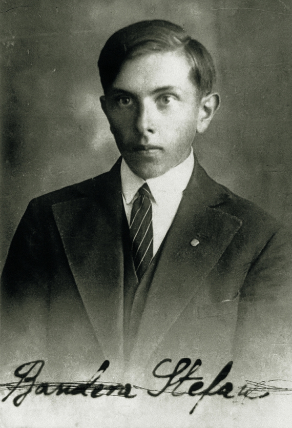 Студентське фото Степана Бандери, 1928 рік. Тоді він вступив на агрономічний відділ Високої Політехнічної Школи у Львові й став членом підпільної Української військової організації. А вже 1933-го – крайовим провідником ОУН