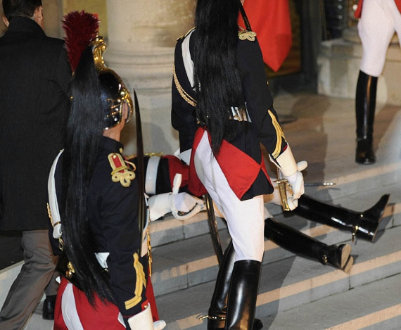 4 ноября 2010: солдат почетного караула упал в обморок перед ужином для президента Франции Николя Саркози и его китайского коллеги Ху Цзиньтао в Елисейском дворце в Париже