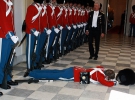  27 января 2010: королевский караульный на полу, упав в обморок на обеде для членов датского парламента и Евросоюза, устраиваемом датской королевой во дворце Кристиансборг в Копенгагене