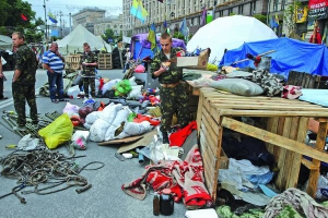 Згорнута частина наметів на Майдані. Київ, 30 травня 2014 року