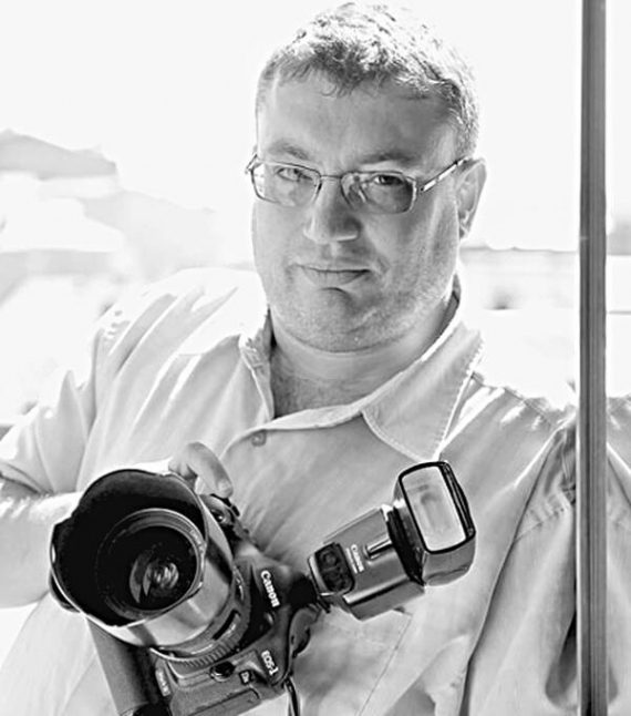 Фотоапарат за дві з половиною тисячі доларів купив Петро Порошенко своєму фотографу Зорію Файну. Дозволив підробляти ним на весіллях