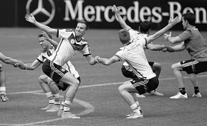 Тренування збірної Німеччини. 6 червня підопічні Йоахіма Льова зіграли товариський матч з Вірменією. Німці перемогли — 6:1. У матчі зазнав травми нападаючий Марко Ройс. Він не зіграє на Кубку світу