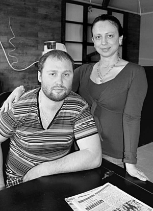 Підприємці з Луганська Юлія та Юрій Уткіни переїхали до селища Шацьк на Волині. Вдома їм погрожували розправою, бо підтримували Майдан. Родина мала мережу продуктових магазинів. За ними наглядають знайомі