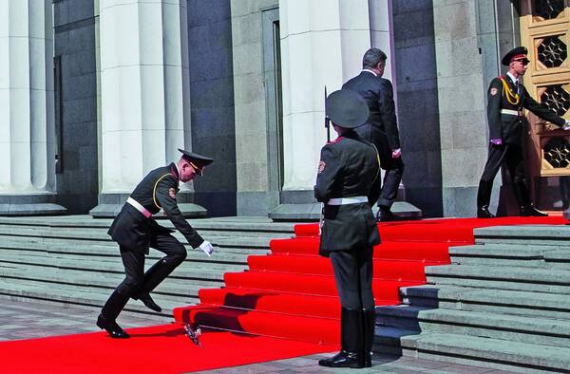 20-річний Олександр Сікало з почесної варти падає на доріжку, коли нею проходить Петро Порошенко. Президент заходить у Верховну Раду на інавгурацію 7 червня