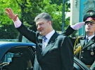 Петро Порошенко вітається з журналістами після інавгурації у Верховній Раді 7 червня. Він став п’ятим президентом України. На урочистості одягнув синьо-жовту краватку