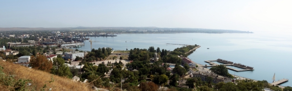 Вид на Керченський порт з гори Мітридат