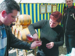 Під час щорічного фестивалю вина в Береговому на Закарпатті чоловік пробує місцеве вино. Літр напою коштує від 15 до 40 гривень