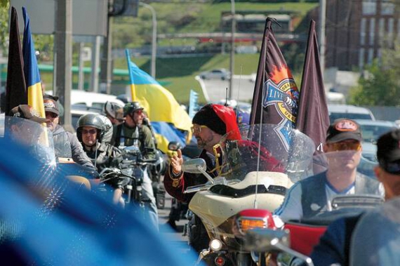 Аполітичні в мирний час байкери з дніпропетровського клубу Angels на відкритті сезону-2014 проїхалися містом з українськими прапорами. Багато байкерів та їхніх подруг одягли вишиванки. Дівчата були в українських віночках, а на чоловіках – козацькі шапки