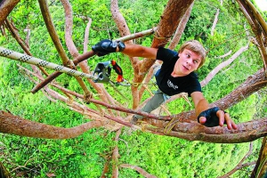 Телеведучий Дмитро Комаров чотири місяці провів у Папуа—Новій Гвінеї. У племені канібалів жив без телефону та інтернету