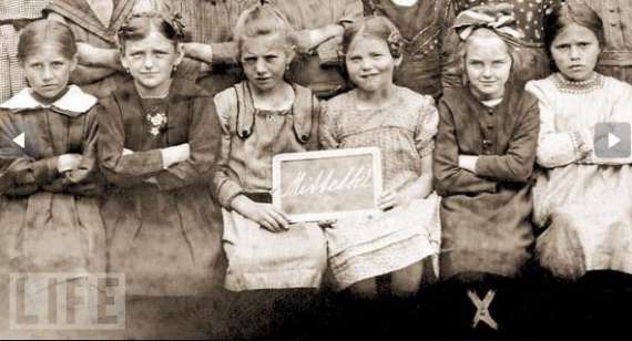 Дев'ятирічна Єва Браун (друга праворуч) з однокласниками в монастирській школі Бейлінгріс, Німеччина, 1922 рік