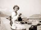 Єва Браун сидить на терасі Бергхоф, резиденції Гітлера в Альпах в 1942 р.