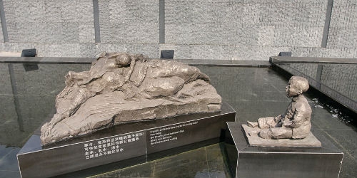 На фото мемориал жертв Нанкинской резни 